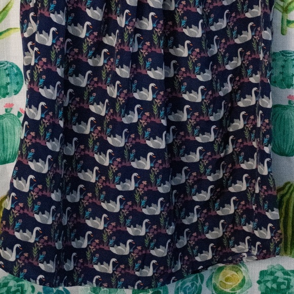 Swans in a While Top in L - Picture 6 of 6